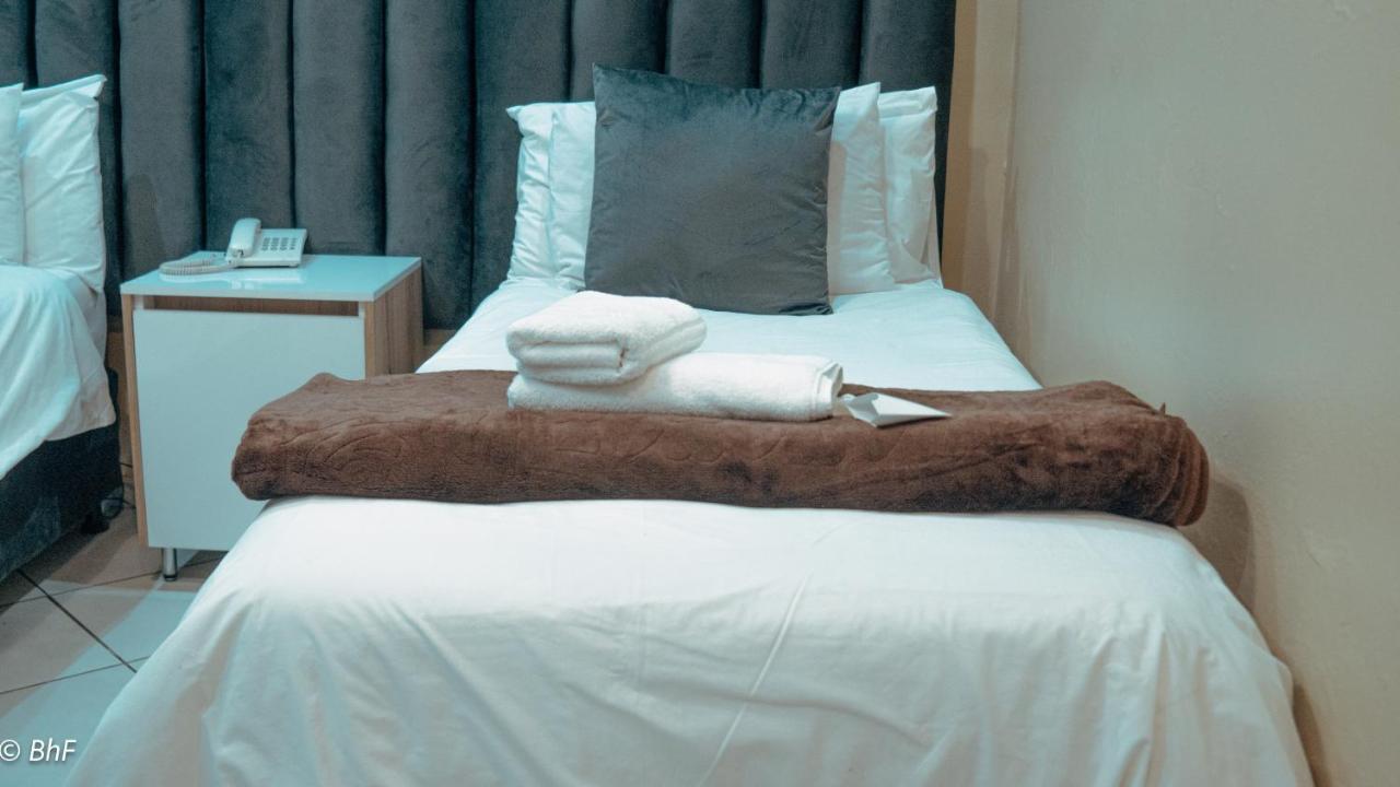 Henry George Guest House Pretoria-Noord Eksteriør billede